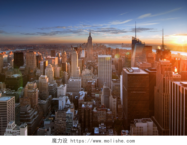 从天空俯瞰的城市在曼哈顿的日落